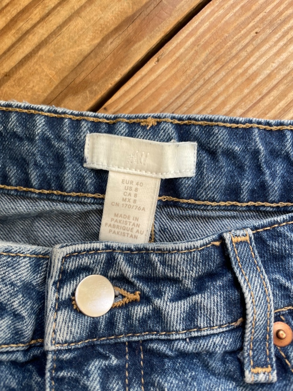 H&M | Relaxed fit blue denim raw hem high waist baggy shorts - Picture 6 of 9